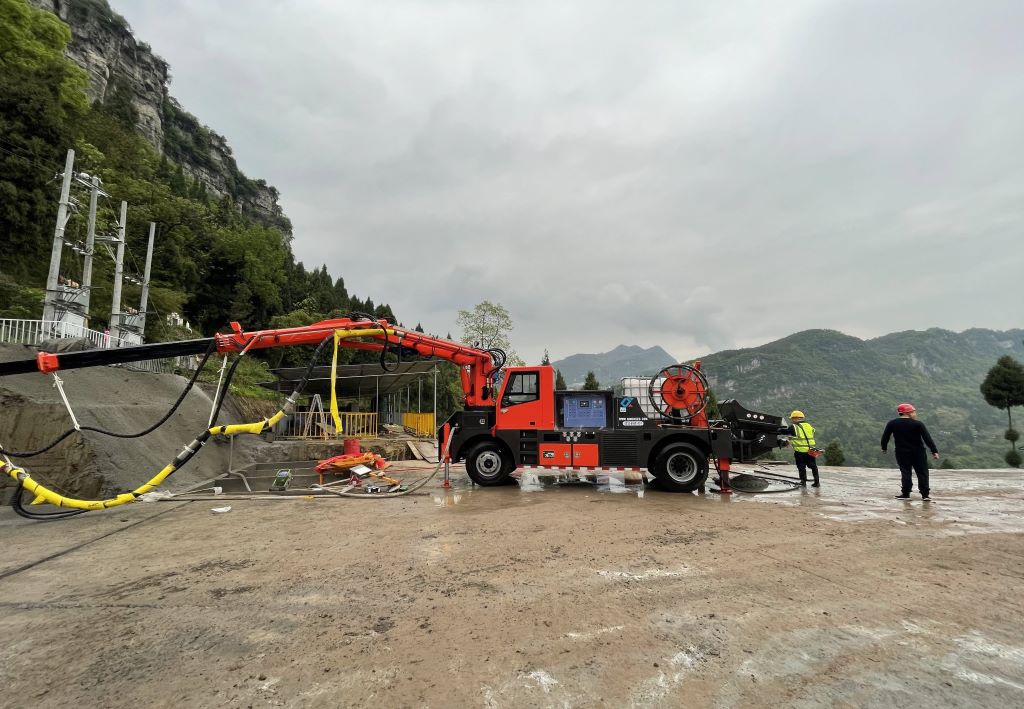 混凝土濕噴臺車不僅提高了施工效率和質量，還能保障工人健康(圖1)