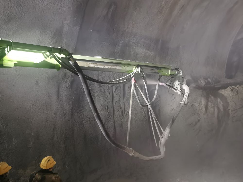 濕噴混凝土技術(shù)和濕噴機(jī)械手的應(yīng)用，逐漸成為隧道施工中的重要技術(shù)手段(圖1)