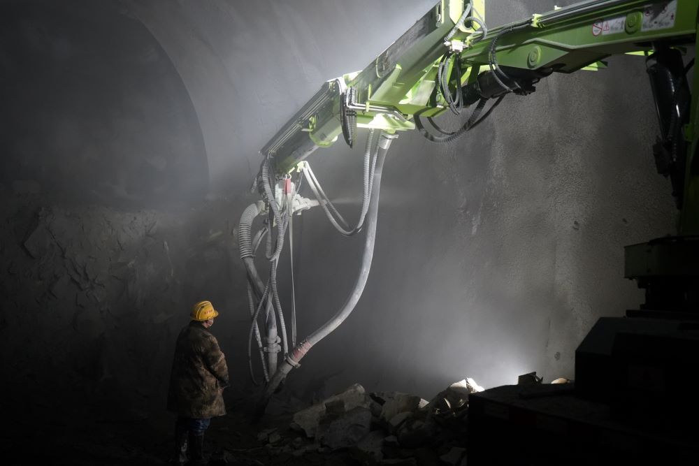 提高濕噴臺車噴射混凝土質(zhì)量的3大關(guān)鍵要素(圖1)