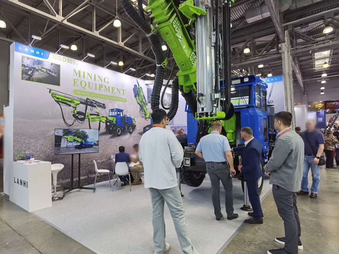 藍海礦用鑿巖臺車俄羅斯國際礦業(yè)世界展會上的精彩呈現(xiàn)(圖3) 藍海礦用鑿巖臺車俄羅斯國際礦業(yè)世界展會上的精彩呈現(xiàn)(圖3)