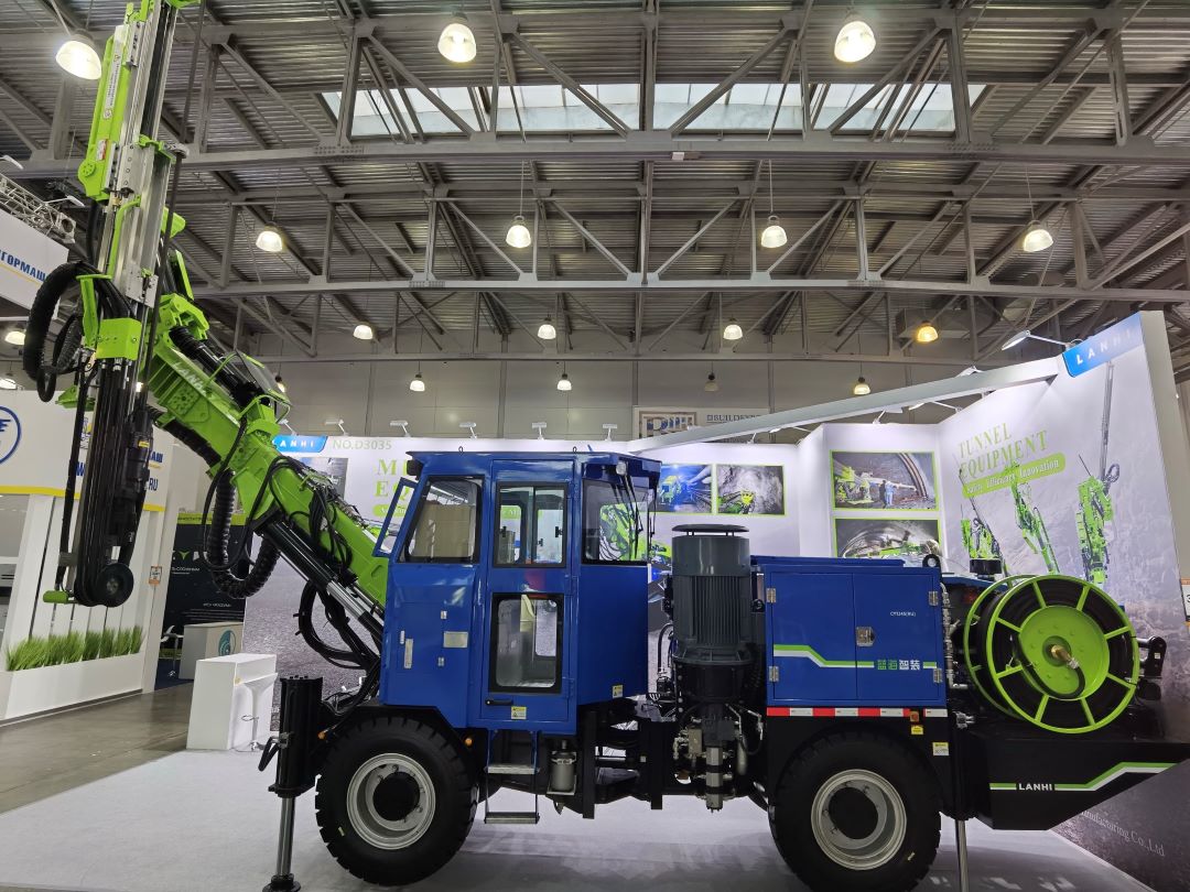 藍海礦用鑿巖臺車俄羅斯國際礦業(yè)世界展會上的精彩呈現(xiàn)(圖4) 藍海礦用鑿巖臺車俄羅斯國際礦業(yè)世界展會上的精彩呈現(xiàn)(圖4)